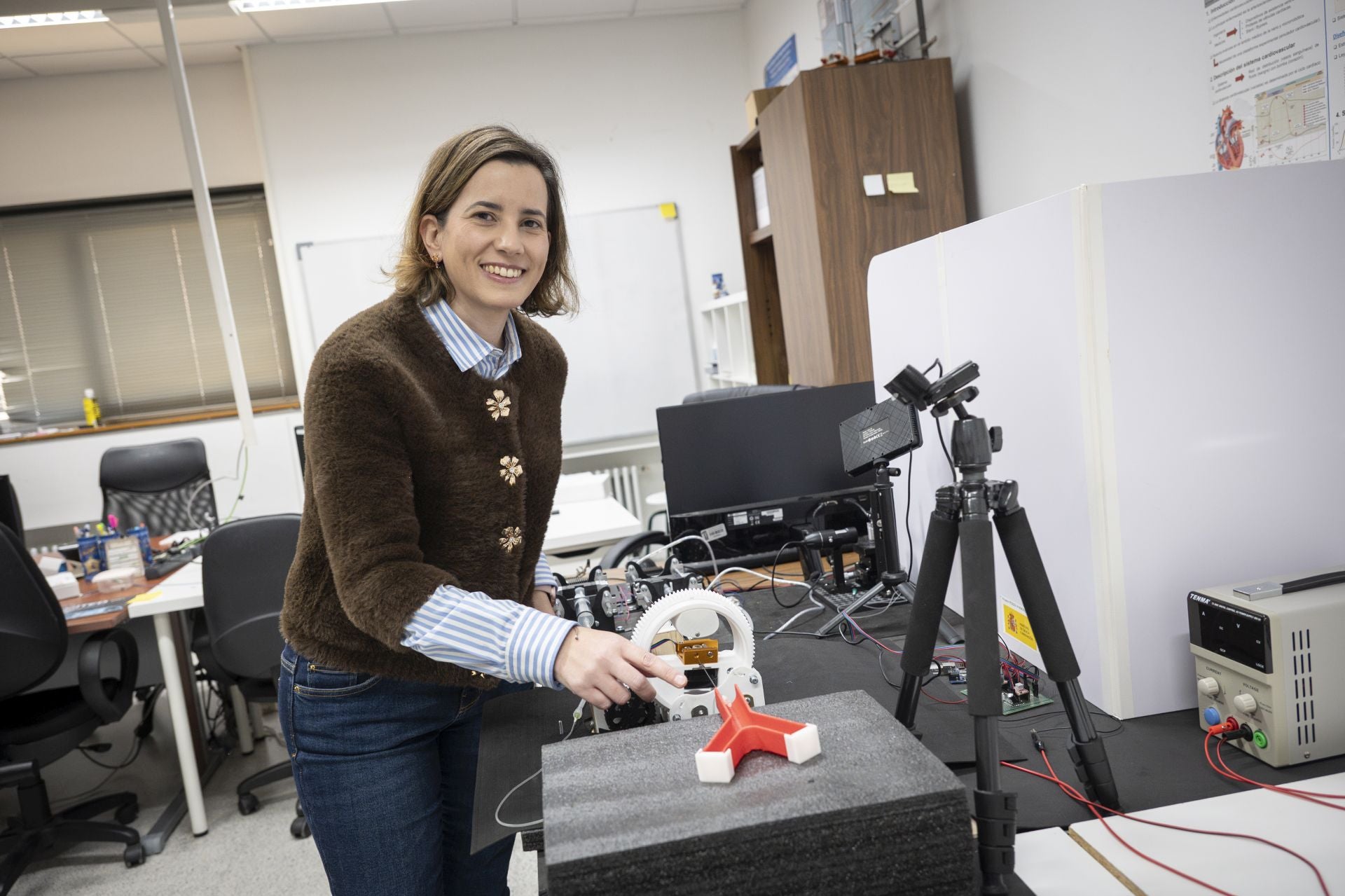 Inés Tejado (Quintana de la Serena, 1981) muestra el catéter autónomo que están desarrollando en la Escuela de Ingenierías Industriales de la UEx. 