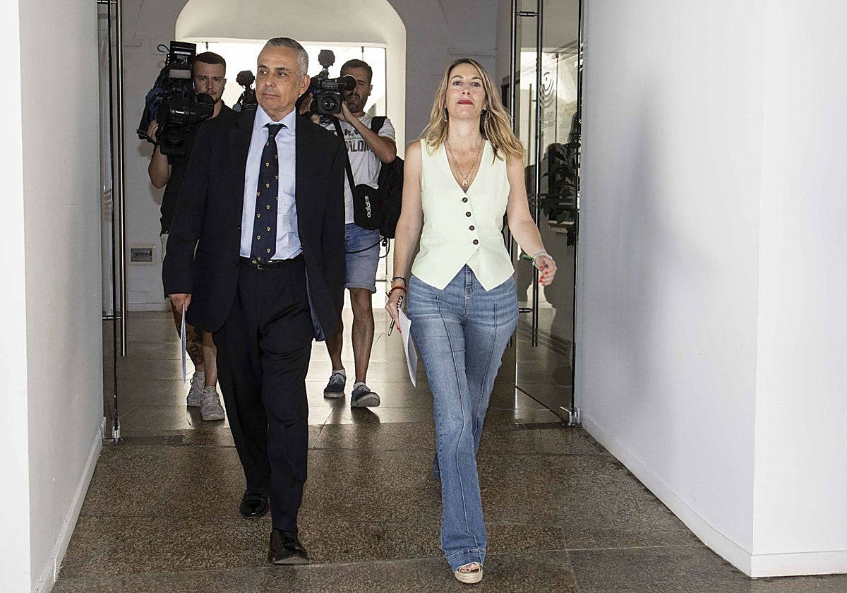 Ángel Pelayo Gordillo, de Vox, y María Guardiola, del PP, en la firma del acuerdo de gobierno el pasado año.