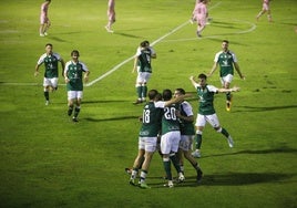 Los jugadores del Cacereño celebran el gol de Deco ante la Gimanástica Segoviana en la primera eliminatoria de Copa.