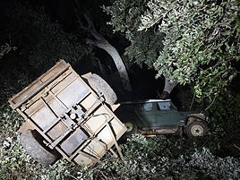 Así ha quedado el vehículo tras caer por un terraplén en Castañar de Ibor