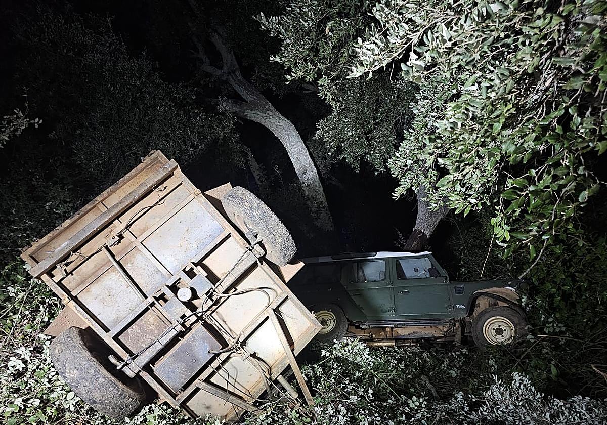 Así ha quedado el vehículo tras caer por un terraplén en Castañar de Ibor