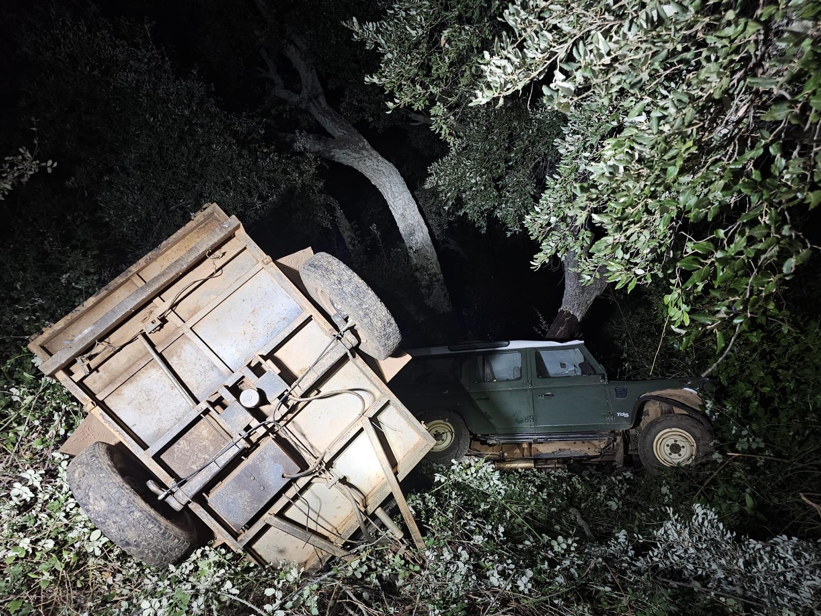 Así ha quedado el vehículo tras caer por un terraplén en Castañar de Ibor