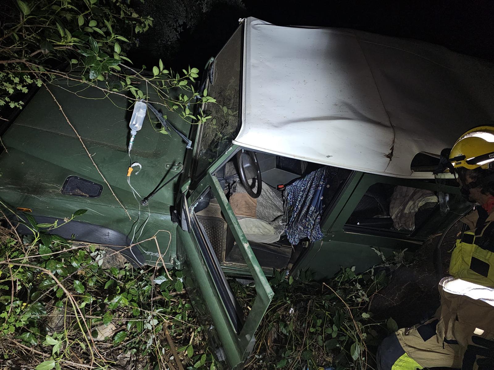 Así ha quedado el vehículo tras caer por un terraplén en Castañar de Ibor