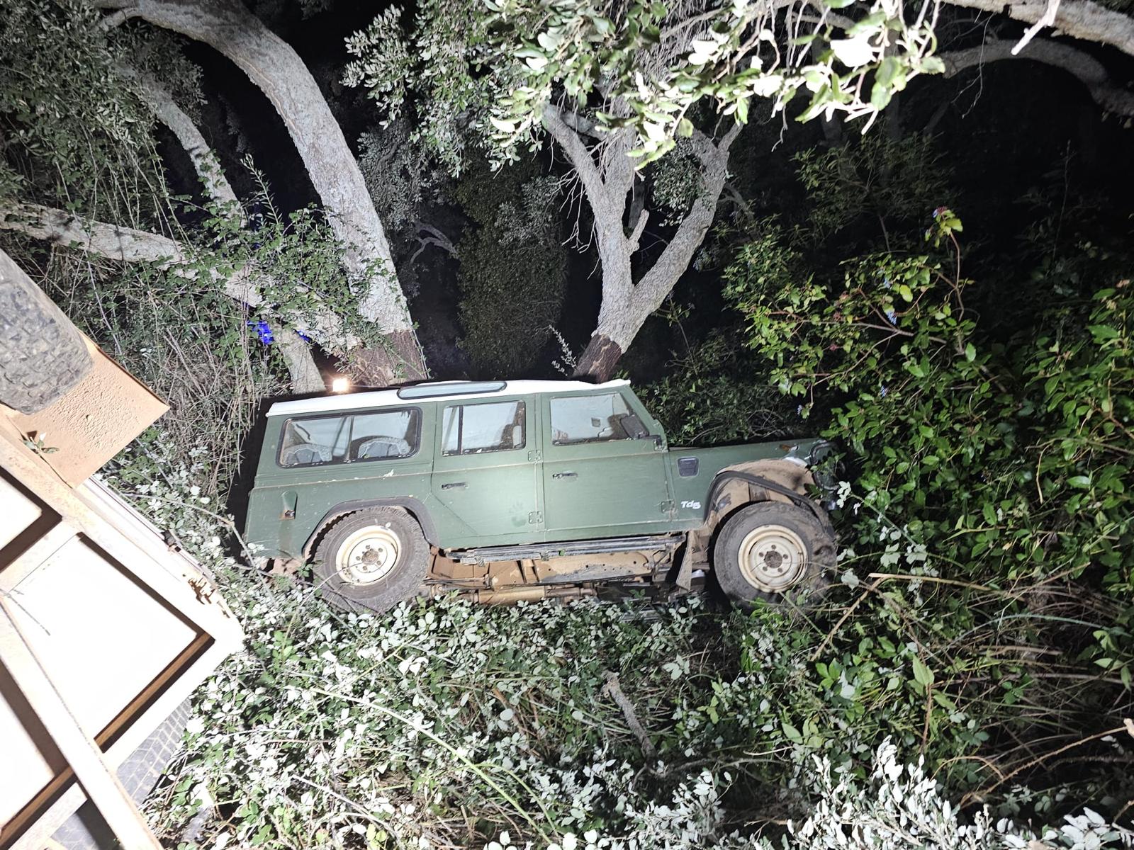 Así ha quedado el vehículo tras caer por un terraplén en Castañar de Ibor