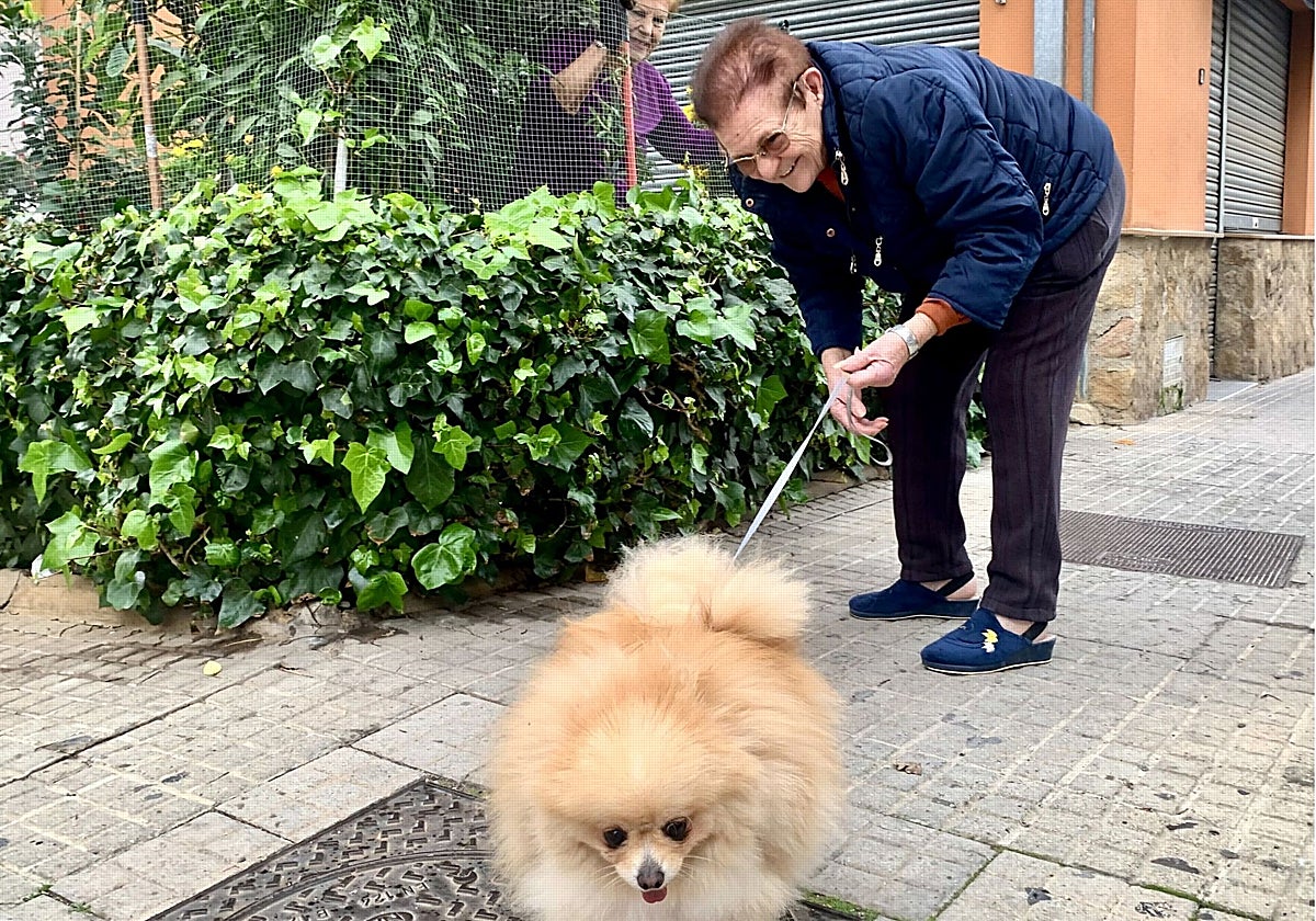 Inés mira a su perro mientras Satur, una vecina del Perú, no pierde detalle.