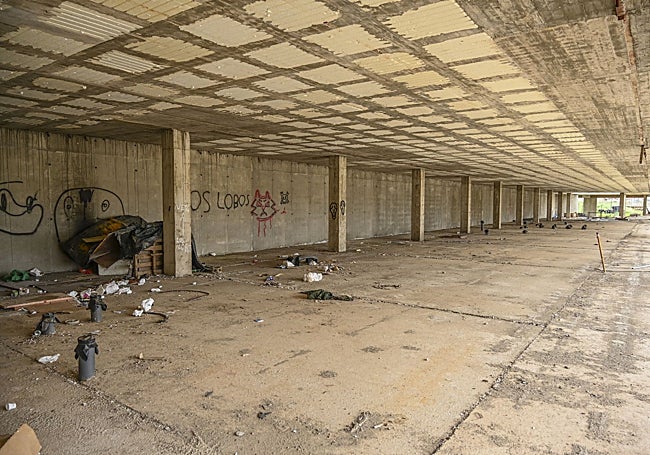 Pintadas y restos que prueban la entrada de personas a las obras, que carecen de seguridad.