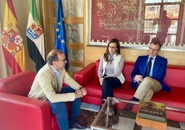 Rafael Mateos, a la izquierda, con los ediles de Vox Raquel Mirat y Eduardo Gutiérrez.