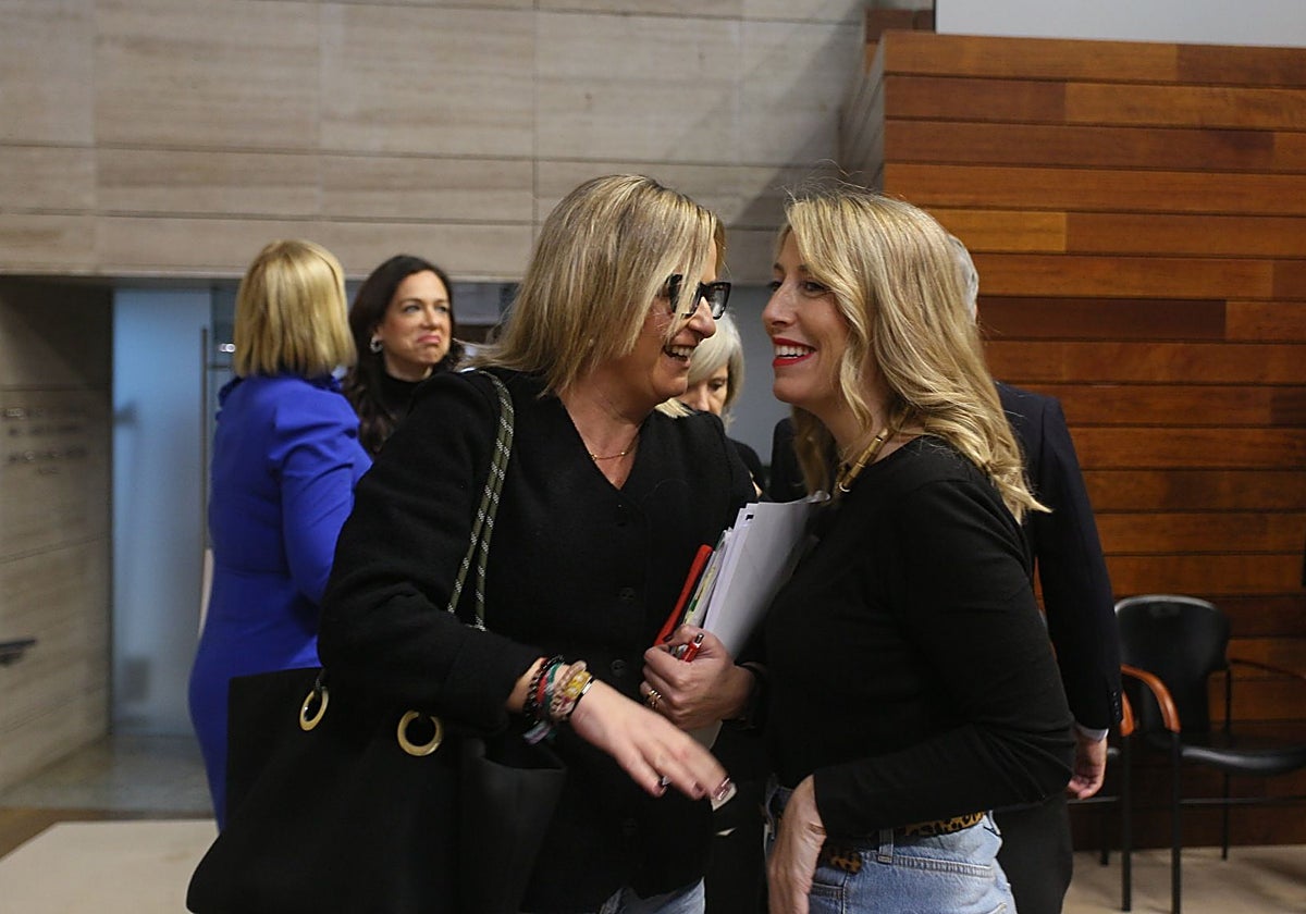 La presidenta de la Asamblea, Blanca Martín, junto a la presidenta de la Junta, María Guardiola, antes del pleno de este jueves.