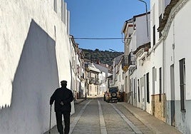 Calle del pueblo y muro lateral de la plaza de toros.