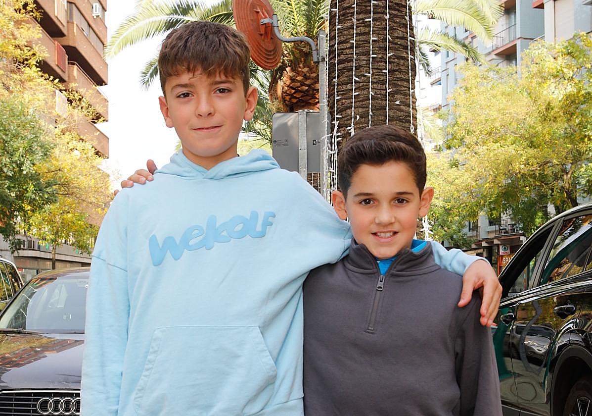 Dani, con sudadera celeste, y Álex, en Cáceres.