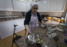 Sor Joaquina, 83 años, está al frente de los fogones de las Hijas de la Caridad. En la imagen, supervisa la comida antes de salir de las cocinas.