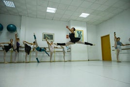 Alumnas del grado profesional de ballet que imparte María Castillo.