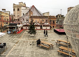 Los puestos de la plaza de Santa María sin público a última hora de la mañana de ayer.