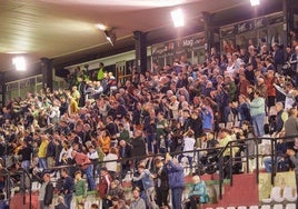 La tribuna del Romano celebrando el último gol del Mérida como local.