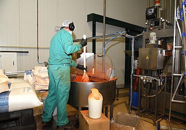 Pimentón ya molido antes de envasarse.