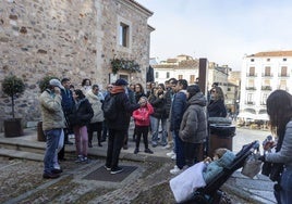 la plaza de Santa María de Cáceres, llena de turistas este viernes.