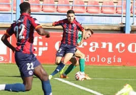 Diego Díaz trata de llevarse el esférico en el duelo de este sábado entre el Extremadura y el Azuaga.