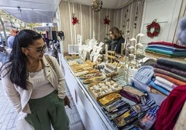 Detalle de uno de los puestos de artesanía que dan vida a este mercado, que abrió sus puertas el día 2 en el Paseo de Cánovas de Cáceres.