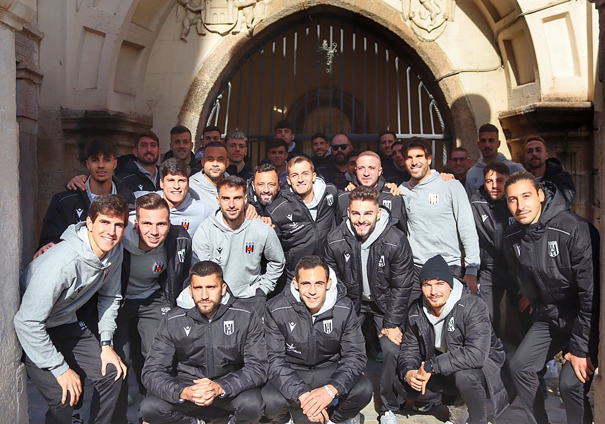 La plantilla del Mérida acudió este sábado a su tradicional ofrenda floral a la patrona de la ciudad.