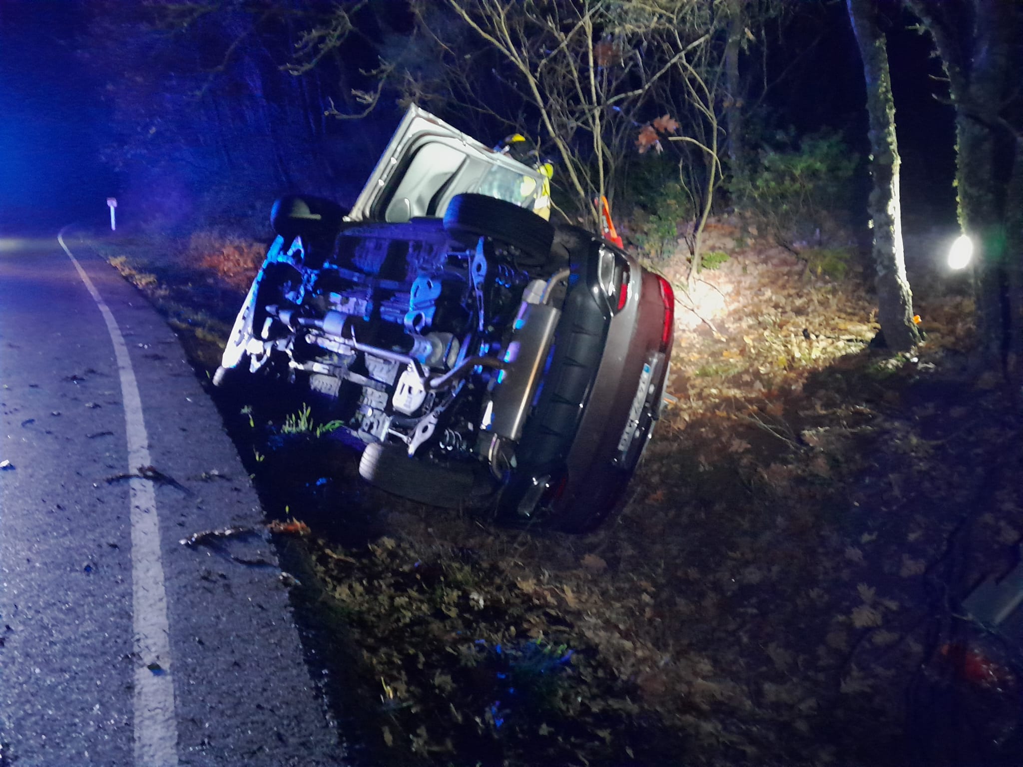 Fotos | Así ha quedado el coche accidentado tras una salida de vía y vuelco en Jaraíz de la Vera