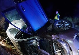 Fotos | Así ha quedado el coche accidentado tras una salida de vía y vuelco en Jaraíz de la Vera