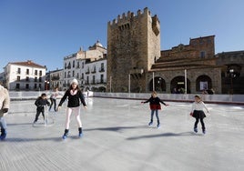 Imagen de archivo de la pista de hielo de la Plaza Mayor de Cáceres en las navidades de 2018.