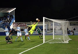 Ocasión de gol en el derbi que disputaron el Coria y el Cacereño en La Isla este domingo.