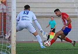 Osama en una de las pocas llegadas de peligro en la primera mitad.