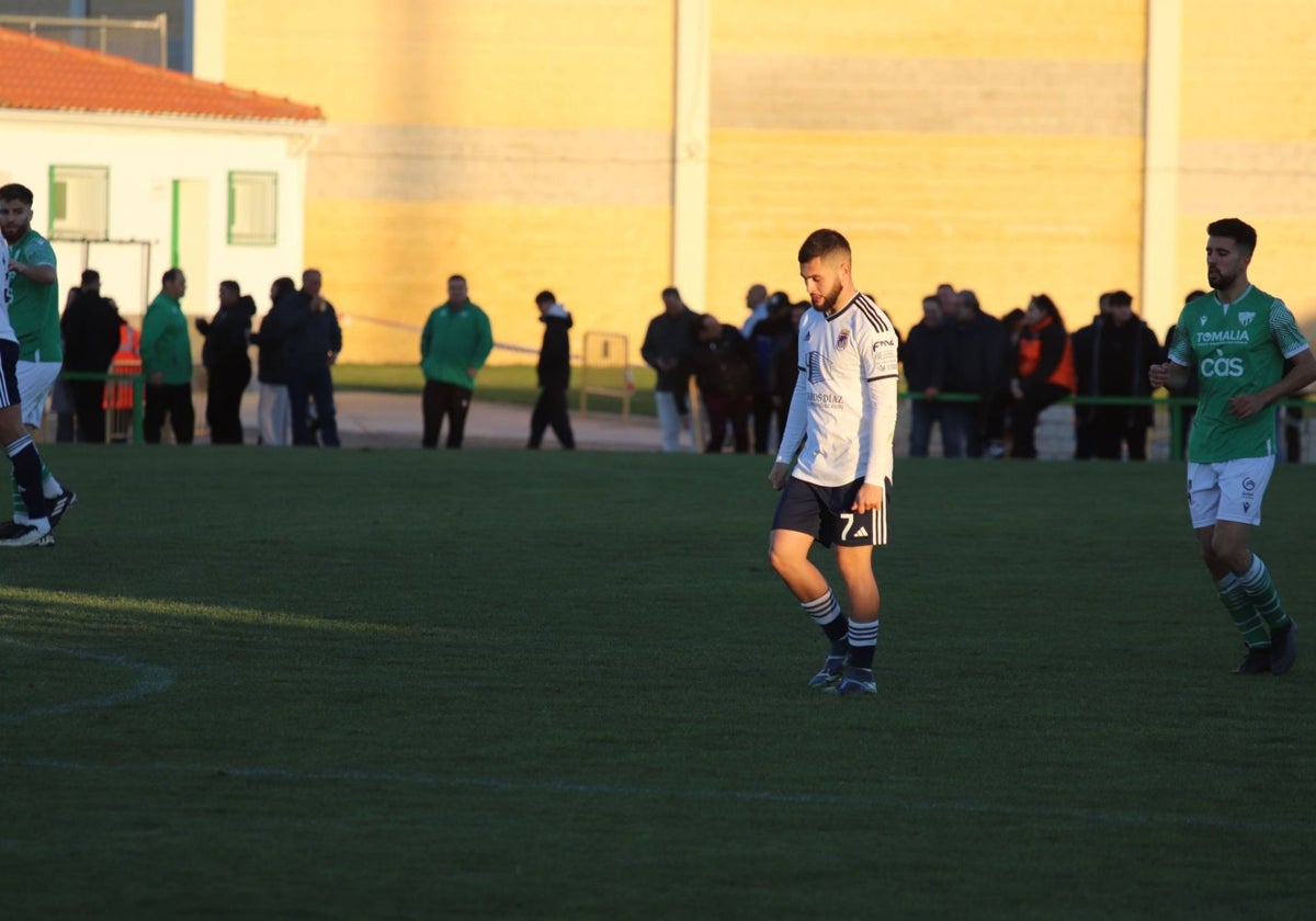 Bermu, cabizbajo ante otro tropiezo del Badajoz en Santa Amalia.