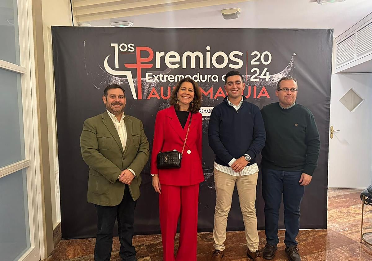 Imagen principal - La Junta de Extremadura ha entregado los primeros Premios a la Tauromaquia
