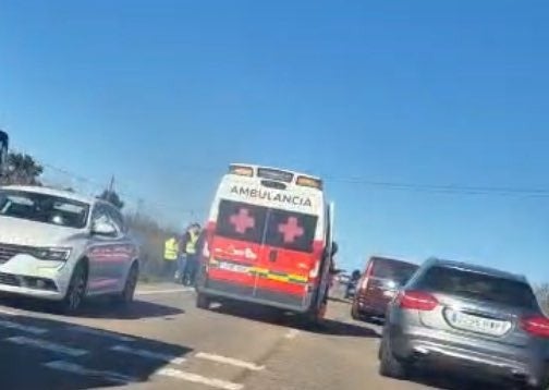 Vehículo de Cruz Roja en el lugar del accidente en la EX-110.