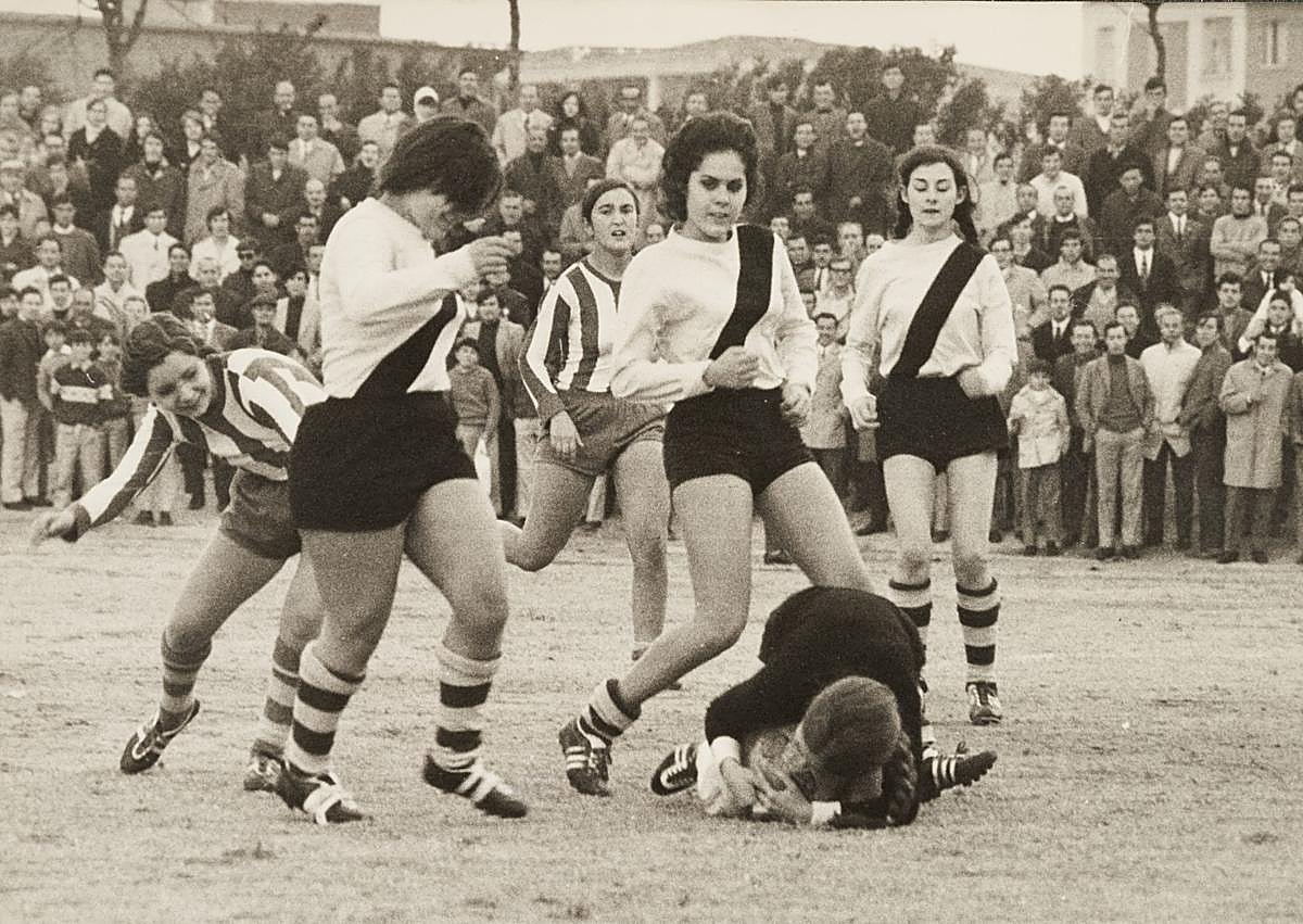 Imagen secundaria 1 - Villaverde (Madrid), 08/12/1970. Partido de fútbol femenino disputado en el campo del Boetticher entre el Sizam y el Mercacredit, que finalizó con la victoria de las primeras por 5 a 1. 