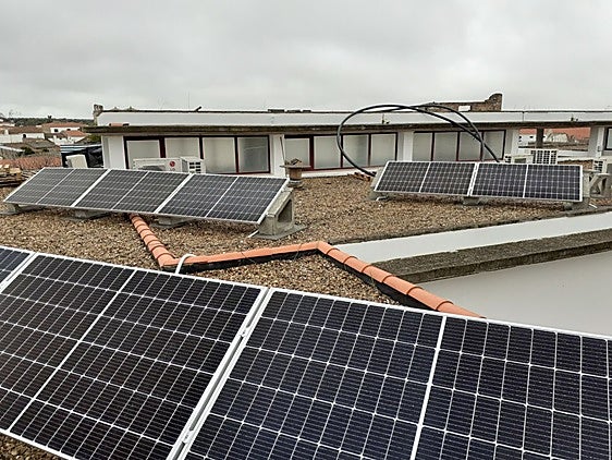 Herrera del Duque avanza en sostenibilidad con la instalación de paneles solares en el CID