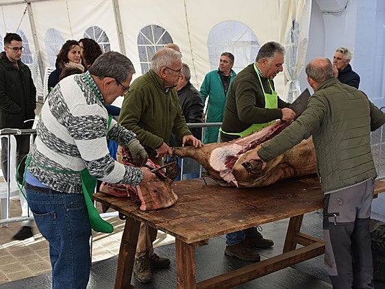 Tradición y solidaridad se unen en la Matanza Didáctica 2024 en Herrera del Duque