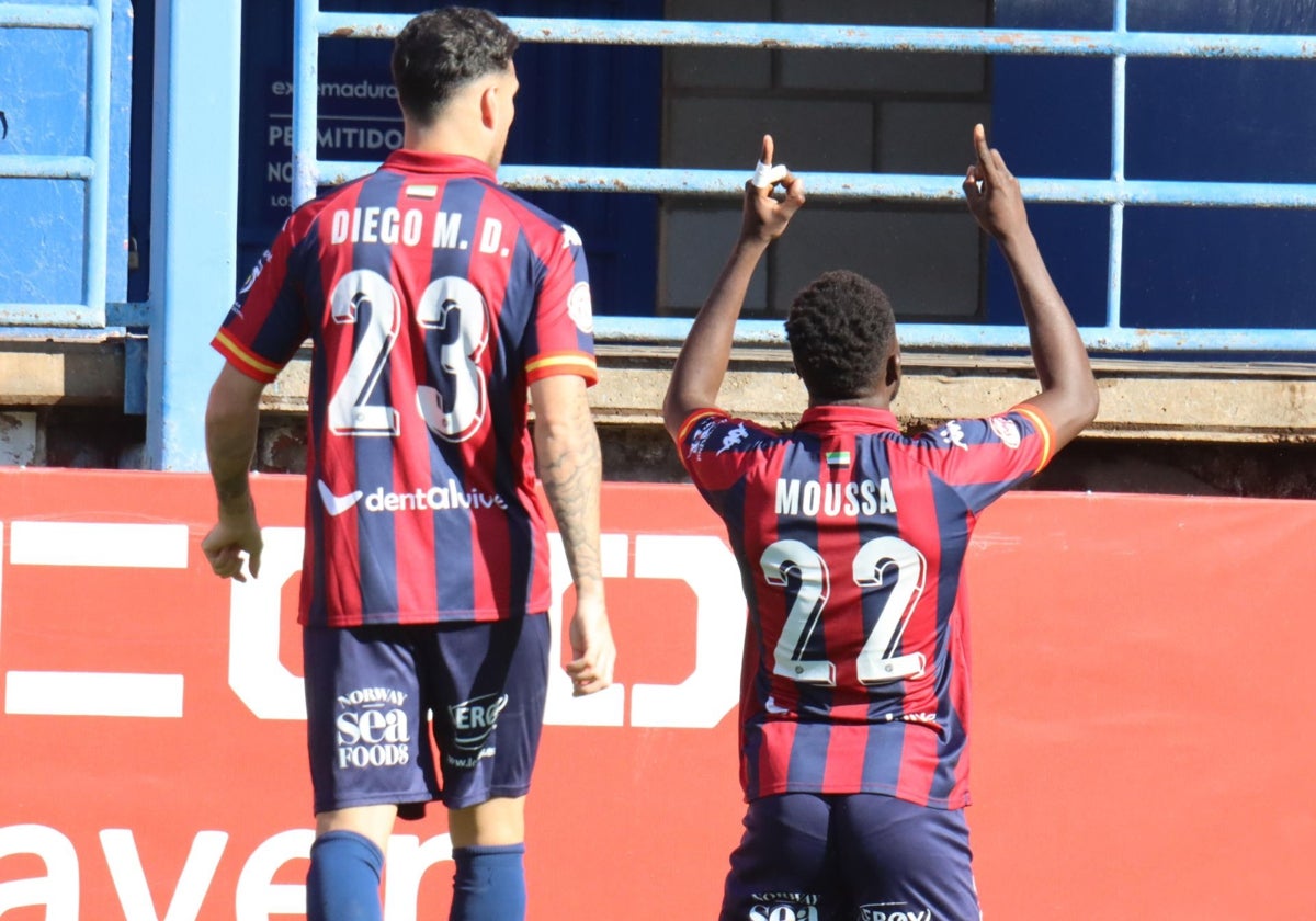 Moussa celebra el primer gol del Extremadura ante el Azuaga.