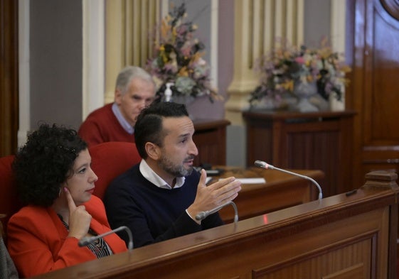 Silvia González y Ricardo Cabezas en una sesión de pleno del Ayuntamiento de Badajoz.