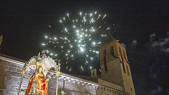 La procesión de la mártir Santa Eulalia recorre las calles de Mérida