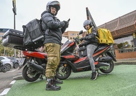 Jorge y Jesús, dos repartidores de comida a domicilio en Badajoz esta semana.