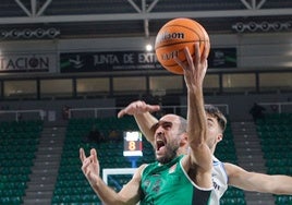 Dani Rodríguez entra a canasta ante el Ciudad de Huelva.