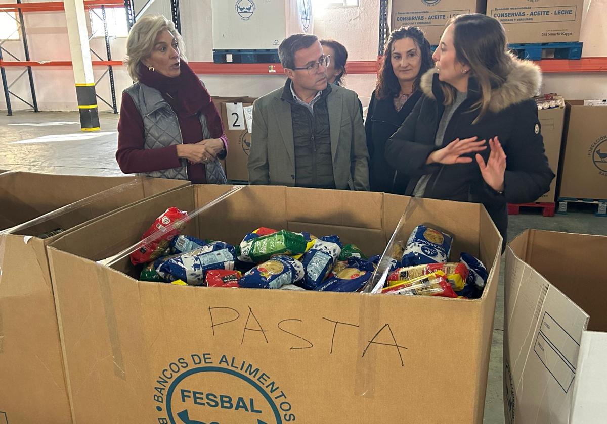 El presidente de la Diputación, Miguel Ángel Gallardo, en la visita que ha realizado este martes a las instalaciones del Banco de Alimentos de Badajoz.