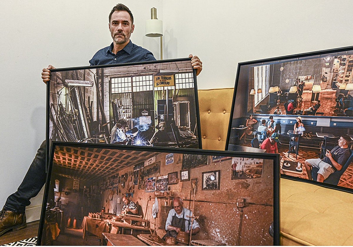 Simón Ferrero, actor y fotógrafo, con tres de las 24 obras que expondrá en la sala Vaquero Poblador hasta el 25 de enero.