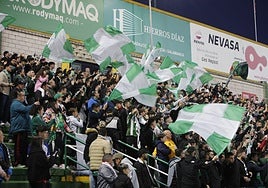 Aficioandos del Cacereño en el partido de Copa del Rey ante el Atlético de Madrid.