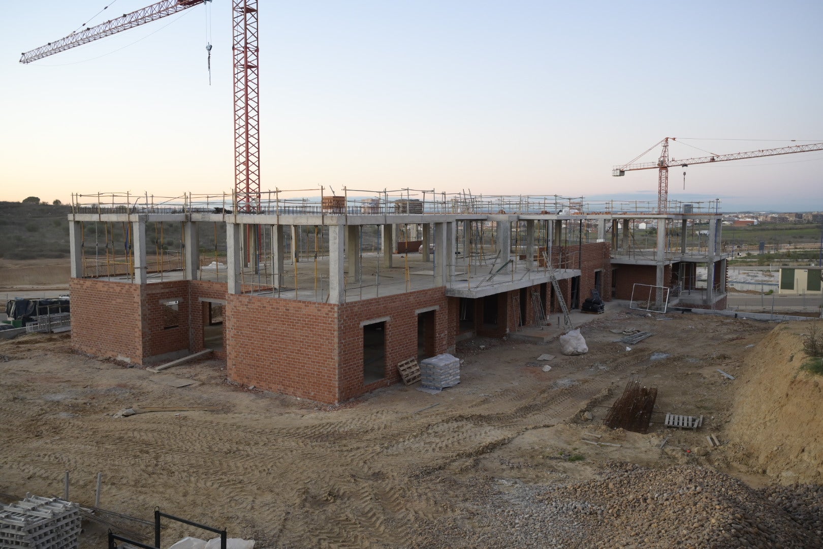 Imagen principal - Construcción donde ha tenido lugar el accidente laboral.