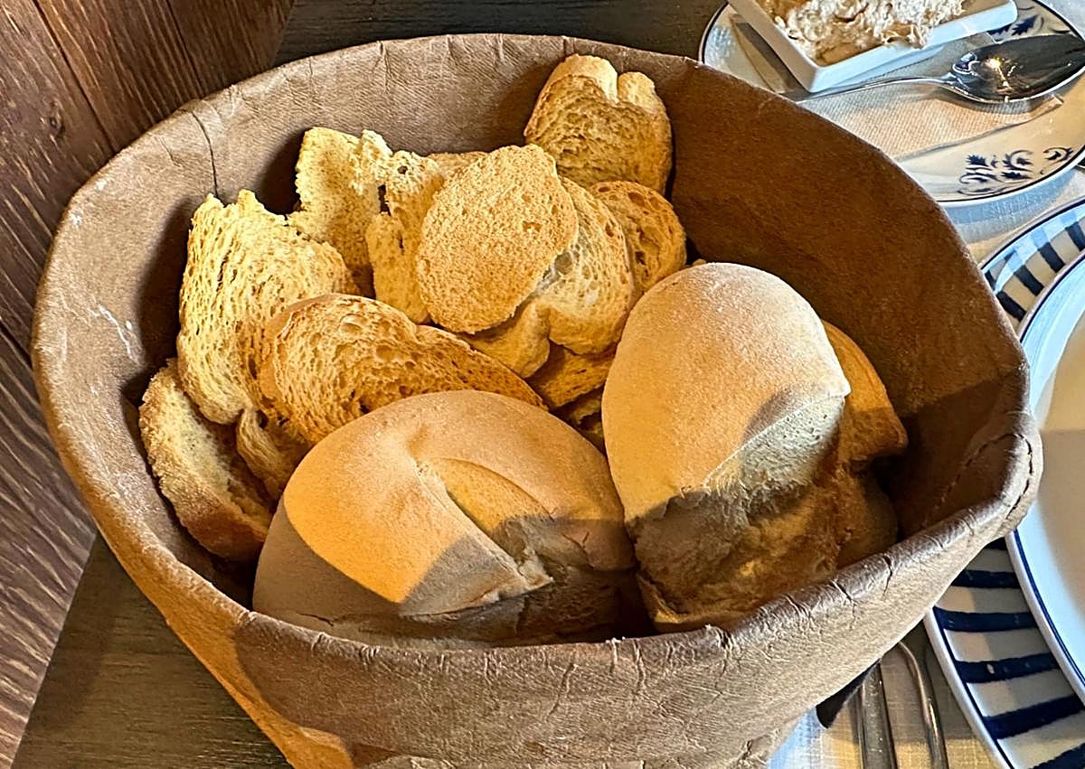 Imagen secundaria 1 - Aperitivo, pan y vino.