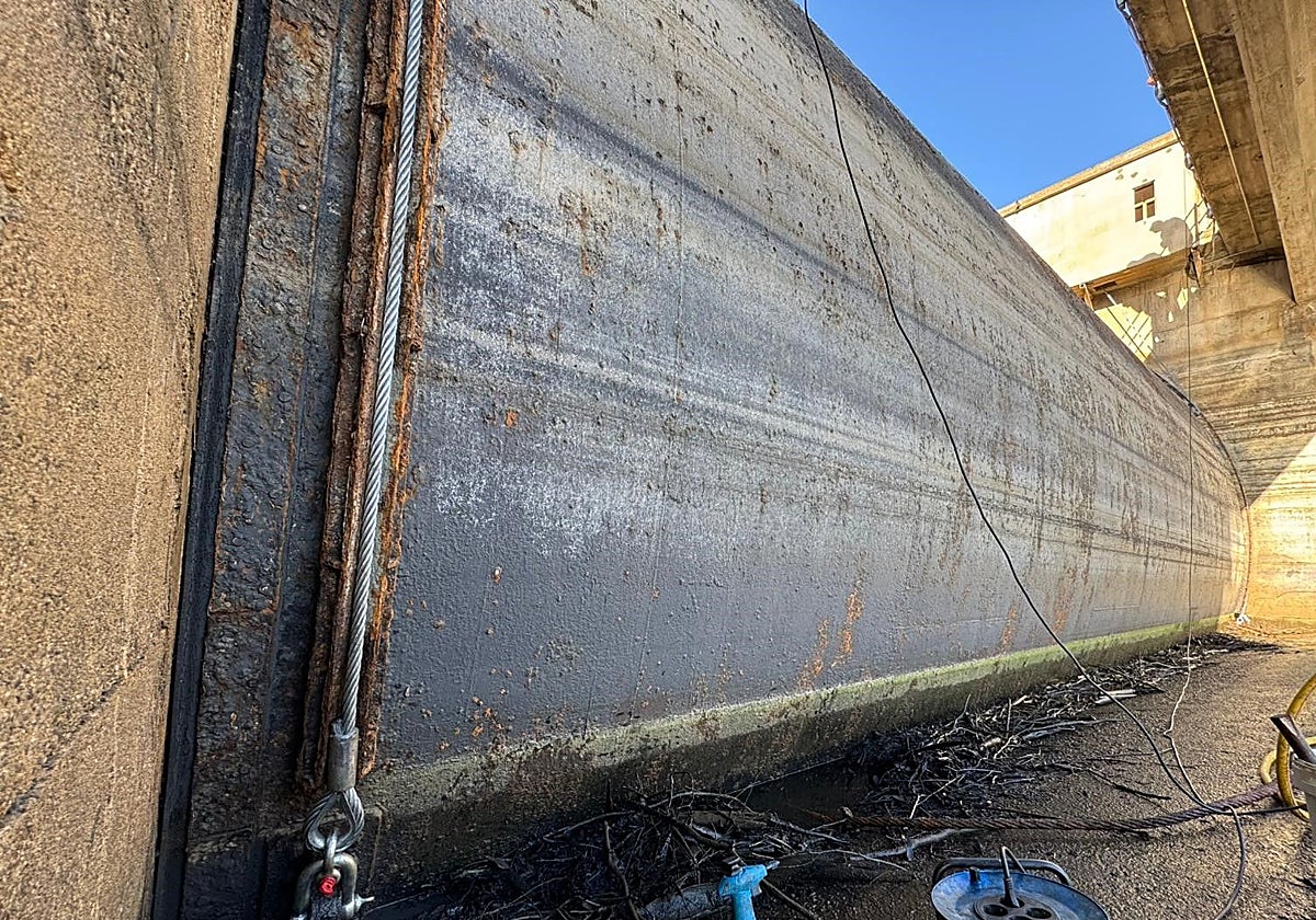 Trabajos de actuación en la presa de Valuengo, en Jerez de los Caballeros, hace unas semanas, tras soltar 7.000 millones de litros de agua.
