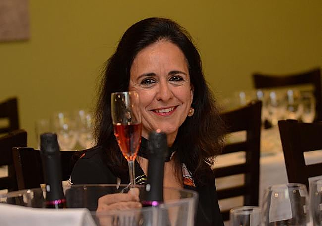 Julia Marín defiende el consumo de cava extremeño con el aperitivo.