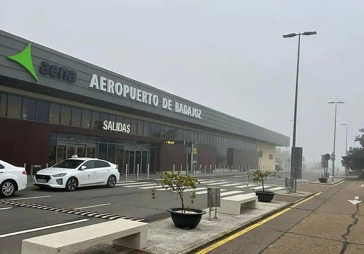 Imagen del aeropuerto de Badajoz en una mañana de niebla.
