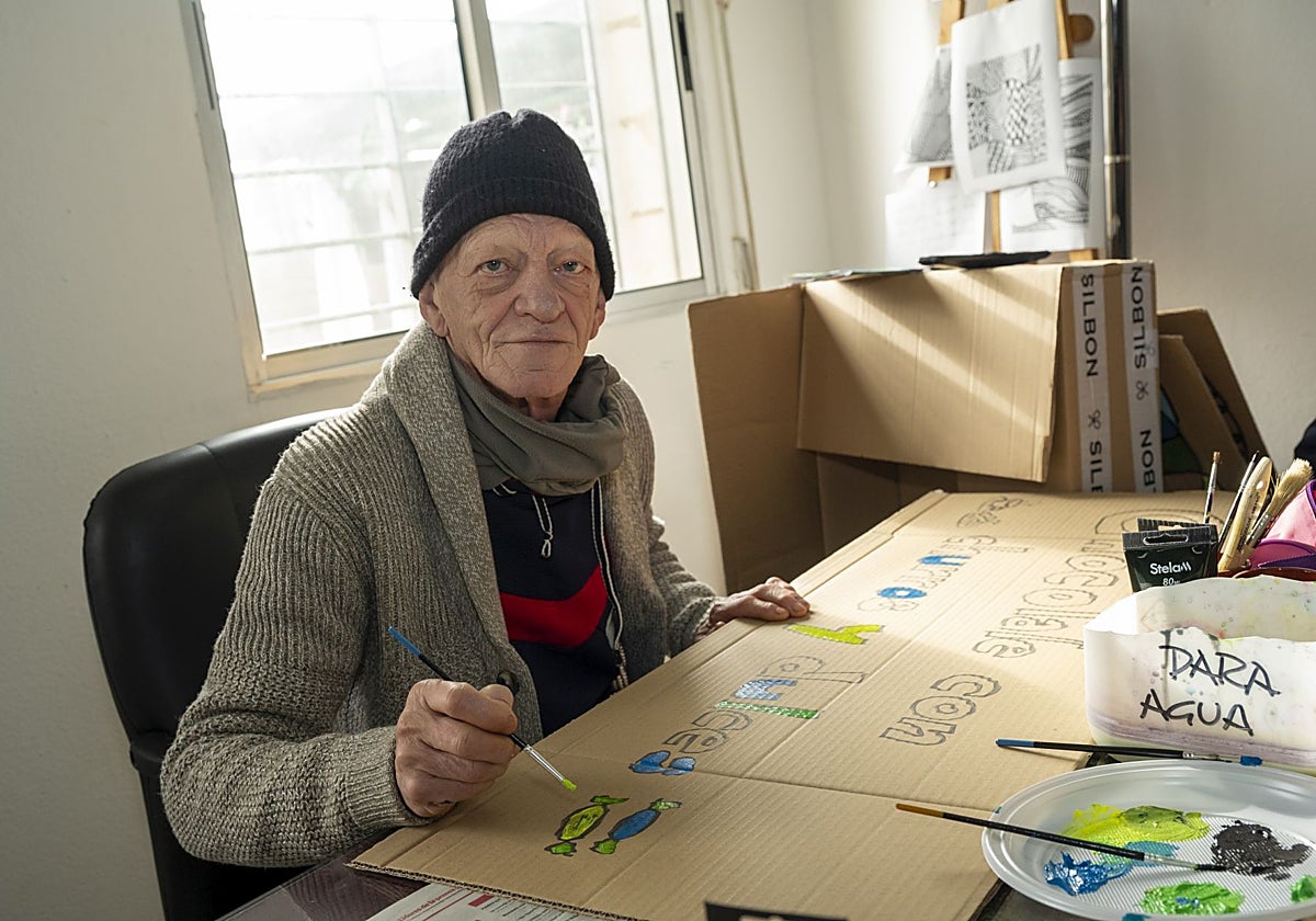 Antonio prepara uno de los carteles del mercadillo.