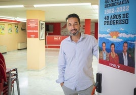 Ricardo Cabezas, secretario local del PSOE en Badajoz, en la sede.