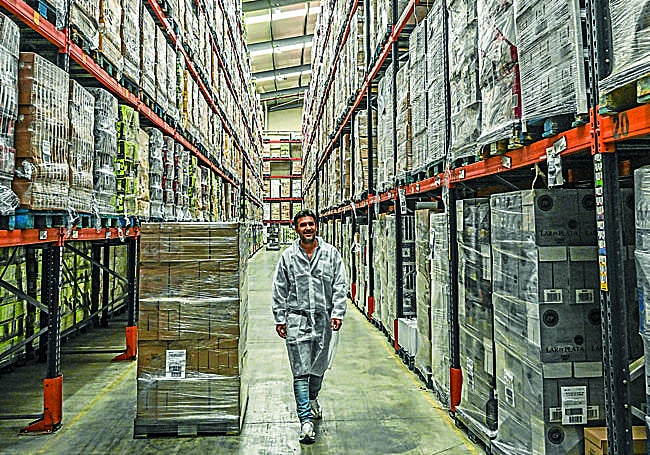 Antonio Rodríguez, director de Operaciones de Bodega López Morena, recorre el inmenso almacén.